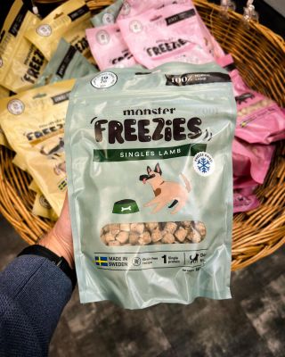 🥉 Do třetice všeho dobrého! Po hovězím a kuřecím přichází další hvězda z řady Monster Freezies – jehněčí 🐑✨ Jemné, voňavé...