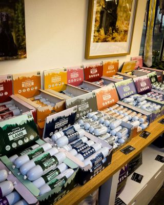 🐶🌭 Čas na pořádnou masovou radost! Voňavé masové sausages, které mizí z misky rychleji než řekneš „pamlsek“. Jehněčí,...